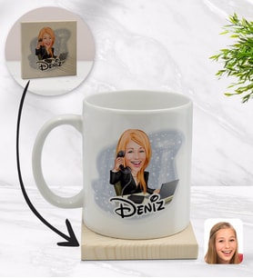 BK Gift Kişiye Özel Kadın Asistan Karikatürlü Beyaz Kupa Bardak ve Ahşap Bardak Altlığı Hediye Seti - Model 1