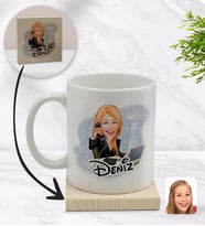BK Gift Kişiye Özel Kadın Asistan Karikatürlü Beyaz Kupa Bardak ve Ahşap Bardak Altlığı Hediye Seti - Model 1