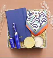 Kişiye Özel Defter & Özel Kutulu Touch Pen & Turuncu Detaylı Fular & Metal Kutulu Mum Hediye Seti (Mavi)