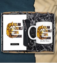 Babalar Günü Kişiye Özel Aslan Yürekli Kral Babam Tasarımlı Defter&Kupa&Deri Kılıflı Kalem Hediye Seti