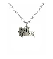 Iron Maiden Logolu Metal Kolye – 60 cm Unisex Rock Takı (Gümüş)