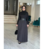 BELDEN AŞAĞISI PLİSELİ KEMERLİ ÇELİK ELBİSE (Siyah)