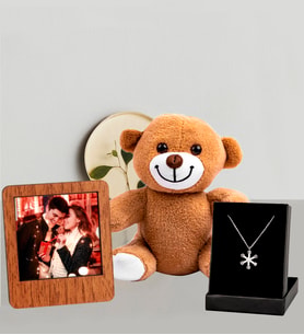 Kişiye Özel 25cm Peluş Ayıcık Ve Fotoğraflı Ahşap  Çerçeve Ve Kartanesi Kolye