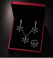 925 Ayar Gümüş Lotus Set - Işıklı Kutuda Set Kolye - Küpe - Yüzük Set (Koyu Lacivert - Açık Gri)
