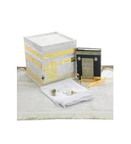 Hediyelik Kuran-ı Kerim, Eşarp, Tesbih ve Seccade Kabe Maketi Seti Beyaz