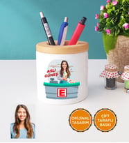 Kişiye Özel Karikatürlü Eczacı Kalemlik Kadın Eczacıya Tıp Bayramı Hediyesi (Beyaz)