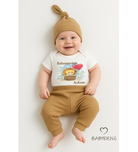 BABYDEN’S Babaannesinin Aslanı Baskılı 3’lü Kısa Kol Bebek Takımı – %100 Pamuk Body, Ribana Pantolon & Bere (Kahverengi)