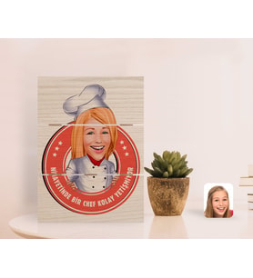 BK Gift Kişiye Özel Kadın Chef Kolay Yetişmiyor Karikatürlü Otantik Masaüstü Ahşap Palet Çerçeve-1 (Beyaz)