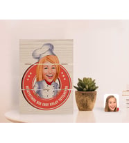 BK Gift Kişiye Özel Kadın Chef Kolay Yetişmiyor Karikatürlü Otantik Masaüstü Ahşap Palet Çerçeve-1 (Beyaz)