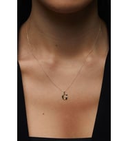 kişiye özel minimal harf kolye özel kutusu ile