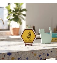 Sanatsal kaligrafi Elhamdülillah masaüstü aksesuarı, yaşam alanlarınızda derinlik hissi uyandıran modern bir dekor 10x10 cm, Sarı