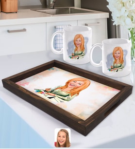BK Gift Kişiye Özel Kadın Grafik Tasarımcı Karikatürlü Doğal Ahşap Tepsi ve 2’li Kupa Bardak Seti-1