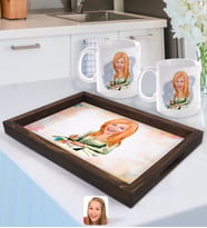 BK Gift Kişiye Özel Kadın Grafik Tasarımcı Karikatürlü Doğal Ahşap Tepsi ve 2’li Kupa Bardak Seti-1