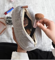 Peluş Makyaj Çantası (Kısa Tüylü) – Kadınlar İçin En Yeni Makyaj Çantası Modeli (Gri)