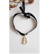 B HARF TARZ İNCİLİ KURDELA CHOKER KOLYE