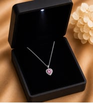 Işıklı Kutusunda 925 Ayar Gümüş Pembe Taşlı Pırlanta Görünümlü Kalp Kolye