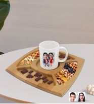 BK Gift Kişiye Özel Sevgililer Karikatürlü Beyaz Kupa ve Doğal Masif Ahşap 4 Bölmeli Sunum Tabağı Çerezlik Hediye Seti-4