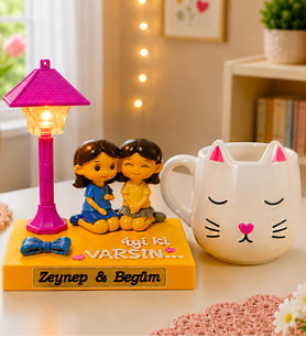 Kişiye Özel İyi Ki Varsın Arkadaşa Hediye Masa Lambası & Ponçik Kedi Kupa