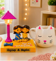 Kişiye Özel İyi Ki Varsın Arkadaşa Hediye Masa Lambası & Ponçik Kedi Kupa