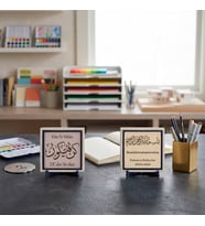 Kalıcı ve Değerli Bir Hatıra: Dekoratif Mucize Ayeti Yazısı ile Meâlli Besmele İkili Obje 10x10 cm, Pudra - Yavru Ağzı