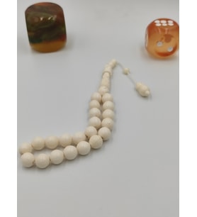 USTA İŞCİLİKLİ DEVE KEMİĞİ MASKOT  TESBİH 10 MM KÜRE KESİM TAKIMLI SİSTEMLİ (Doğal Beyaz)