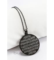 Siyah Çift Taraflı Çelik Kolye Ön Yüzünde Ayetel Kürsi Arka Yüzünde Dört Kul Yazılı Kolye (3 cm)