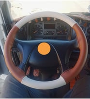 DİKİŞLİ DİREKSİYON KILIFI KREM DERİ TABA DERİ SİYAH DİKİŞLİ MERCEDES AXOR İÇİN