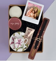 Kişiye Özel Beyaz Instagram Çerçeve& Pembe Metal Kutulu Mum& Çiçek Desenli Fincan& Tütsü Seti& Mehmet Efendi Tek İçimlik Türk Kahvesi Hediye Seti