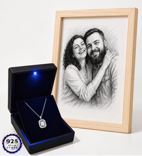 Işıklı Kutuda 925 Ayar Gümüş Baget Kolye ve Kişiye Özel Karakalem Fotoğraflı Ahşap Çerçeve
