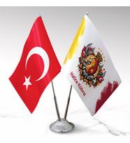 BBaskı  Kişiye Özel İsim Soyisim Yazılı Masaüstü Bayrak Seti (2’li)  Türk Bayrağı + Aslanlar Taraftarları Kulübü Bayrağı  Çift Kat Saten  Çift Taraf Baskı  1. Kalite Metal Direk & Taban  22,5x15 cm