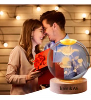 Kişiye Özel Işıklı Ahşap Kaideli Aşk ve Gül Cam Küre 8cm*6cm