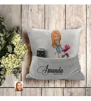 BK Gift Kişiye Özel Ev Hanımı Karikatür Tasarımlı Organizer Kumanda ve Atıştırmalık Cepli Gri Kırlent Yastık-1 Arkadaşa Hediye, Cepli Yastık