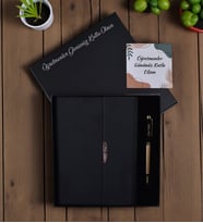 Öğretmenler Gününe Özel Kişiye Özel Kutuda Lüks Termo Deri Defter& Gold Detaylı Roller Kalem (Siyah)