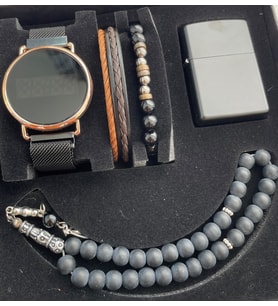 Eşsiz Tarzınız İçin Özel Tasarım Set: İki Adet Bileklik, Tespih, Çakmak ve Özel Tasarım Dijital Takvimli ve Aydınlatmalı Led Ekran Unisex Kol Saati Seti Görseldeki Özel Kutusu ile Gönderilecektir Hediyelik Ürün Siyah ve Rose Gold Renk