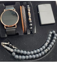 Eşsiz Tarzınız İçin Özel Tasarım Set: İki Adet Bileklik, Tespih, Çakmak ve Özel Tasarım Dijital Takvimli ve Aydınlatmalı Led Ekran Unisex Kol Saati Seti Görseldeki Özel Kutusu ile Gönderilecektir Hediyelik Ürün Siyah ve Rose Gold Renk