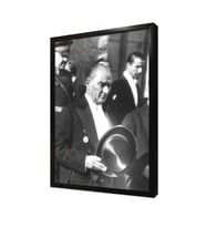 Atatürk Merdivenlerden İnerken Çerçeveli Mdf Tablo