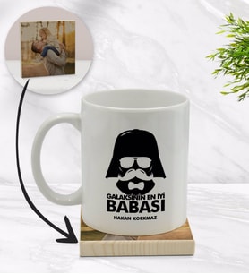BK Gift Kişiye Özel Galaksinin En İyi Babası Tasarımlı Beyaz Kupa Bardak ve Ahşap Bardak Altlığı Hediye Seti - Model 1