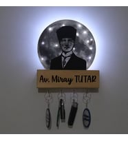 Lucenda Led Işıklı Pleksi Dolunay Kişiselleştirilebilir Dekoratif Biblo Atatürk Portre Anahtar Askılığı (Gri)