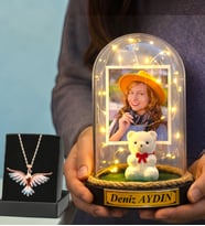 Fotoğraflı & Yazılı Led Işıklı Fanus ve Renkli Zümrüdü Anka Kuşu Kolye – Sevgiliye Anlamlı Hediye (Model 3)