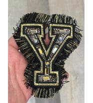 12X10 CM ÜTÜ İLE YAPIŞAN VARAKLI Y HARFİ NAKIŞ VE TAŞ İŞLEME PÜSKÜLLÜ APLİKE ARMA DİKİŞ HOBİ