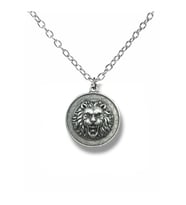Lion’s Majesty – Aslan Madalyon Figürlü Unisex Kolye (60 cm Zincirli) (Gümüş)