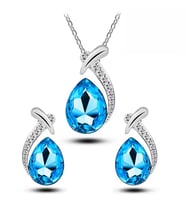 Swarovski Taşlı, Trend Zirkon Taş İşlemeliTakı Seti (Kolye Küpe), Yeni Yıl, Sevgililer Günü Hediye si, Ahşap Kutu İçerisinde (Açık Mavi)