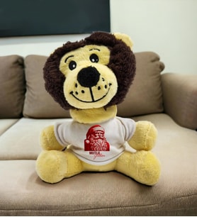 Mutlu Yıllar Baskılı Tişörtlü Hediyelik Sevimli Peluş Aslan 22cm - Sevimli Hediyelik Aslan Figürü Yılbaşı Hediyesi Noel (Sarı)