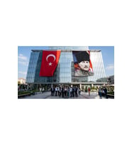 Üniformalı Kalpaklı Gazi Mustafa Kemal Atatürk Bayrak ve Türk Bayrağı Premium Raşel Kumaş 2'li Set 10x15 metre ATA24