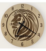Kişiye Özel İsimli Aslan Figürlü Duvar Saati  Safari Serisi Ahşap Dekor  40 cm (Açık Ceviz)