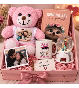 Sevgiliye Kişiye Özel Hediye Kutusu Fotoğraflı Pembe Peluş Ayıcık Kupa Kar Küresi Defter ve Fotoğraf Seti