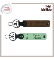Anne İçin Türk Yazısı Desenli, İsim Soyisim Yazılabilen 2’li Anahtarlık, Açık Kahve-Yeşil (Çok Renkli)