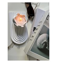 Çizgili Dekoratif Tabak Ve Lotus Çiçek İnci Tozlu Mumluk (Beyaz)