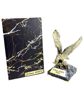 Sizlere Özel İsimli Ofis Hediyesi - Mermer Tasarımlı Defter ve Kaideli Gold Kartal Heykeli (Model 2)