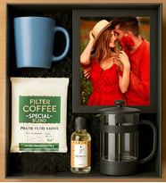 Kişiye Özel Premium Fotoğraflı French Press Kahve Hediye Seti – Filtre Kahve, Kupa, Kolonya ve Ahşap Çerçeve Seti Sevgiliye Kupa Kırmızı,sarı, turuncu, mavi, siyah mermer desen 5 Renk Kupa Seçenegiyle